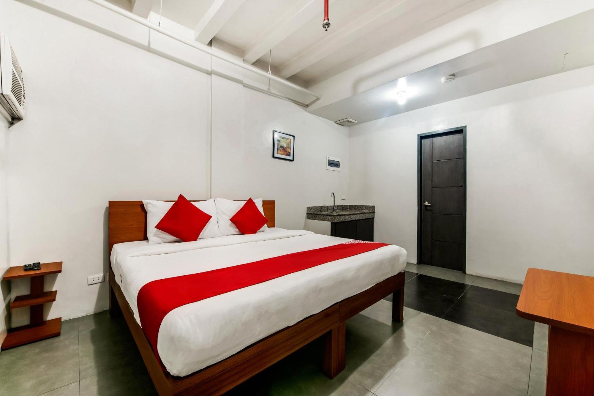 Oyo 136 Regal Residences Quezon City Exterior foto