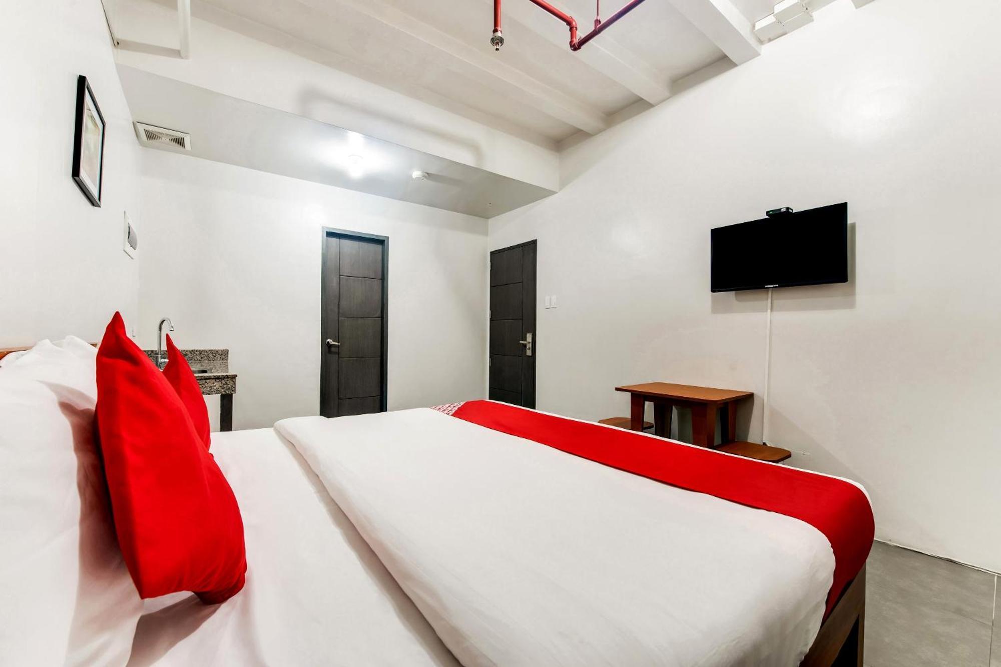 Oyo 136 Regal Residences Quezon City Exterior foto