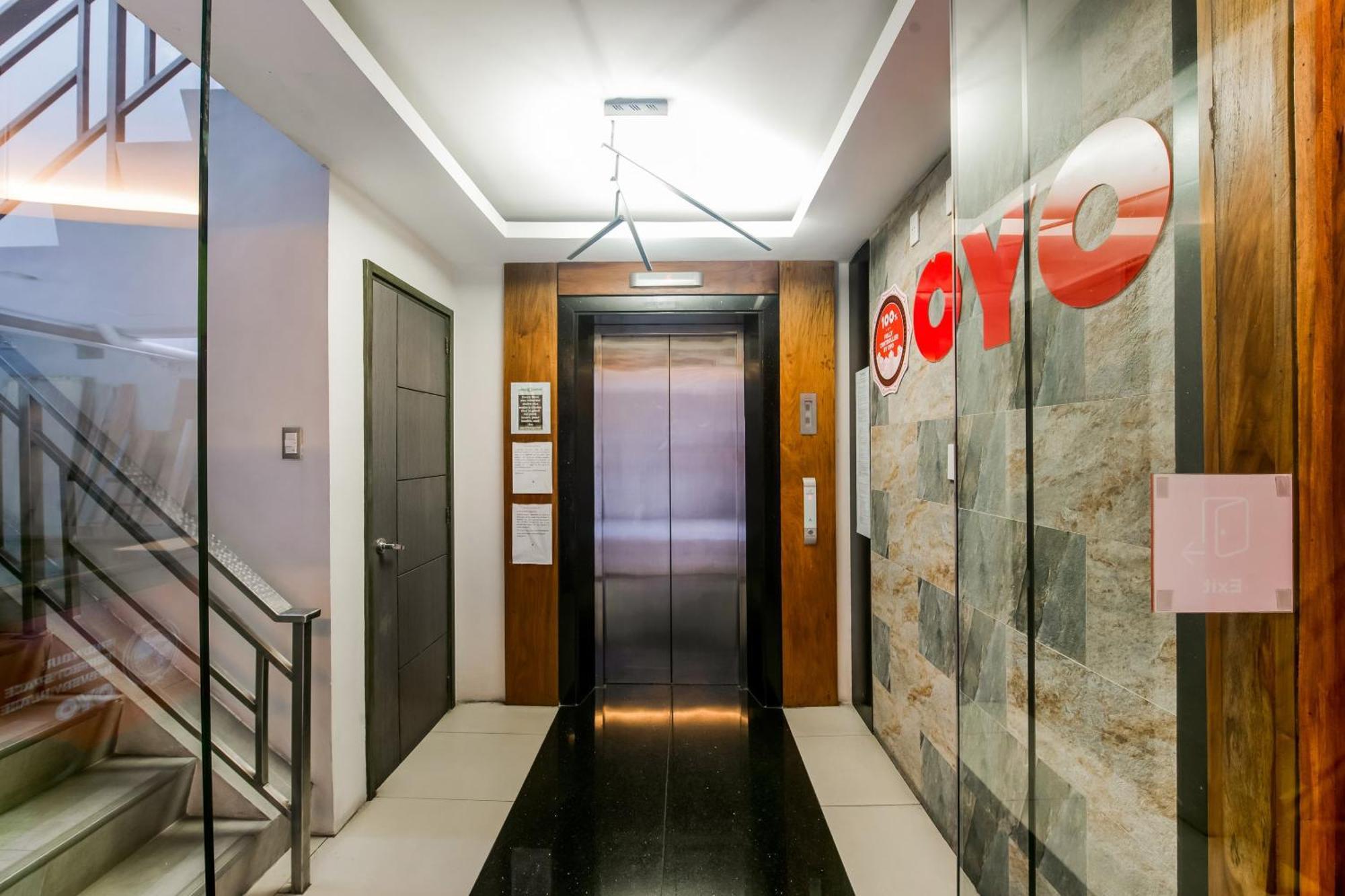 Oyo 136 Regal Residences Quezon City Exterior foto