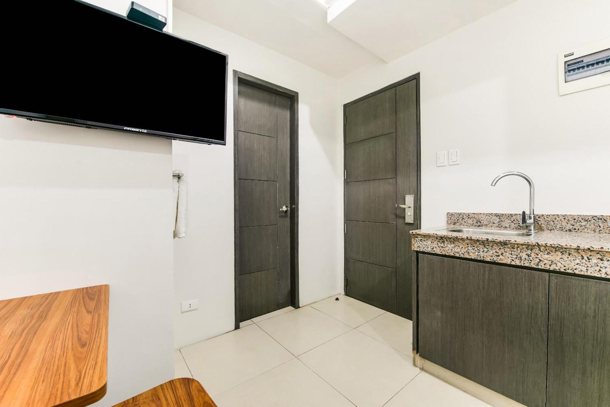 Oyo 136 Regal Residences Quezon City Exterior foto