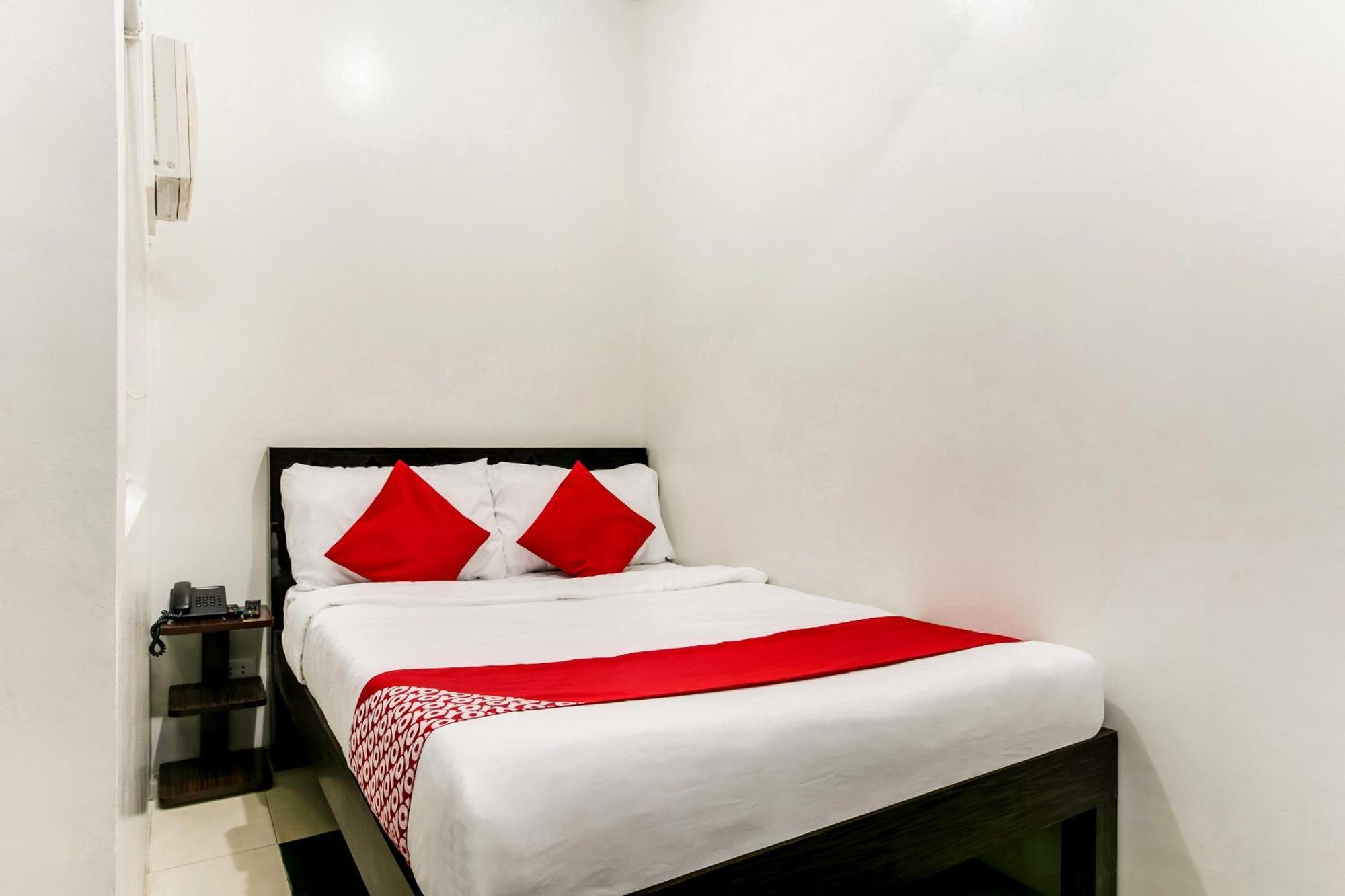 Oyo 136 Regal Residences Quezon City Exterior foto
